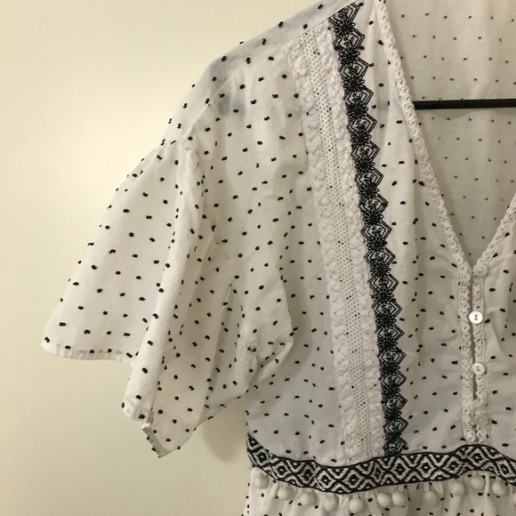 3/$15 Ellison white and black textured dot short sleeve peplum crop top size L - Picture 3 of 9